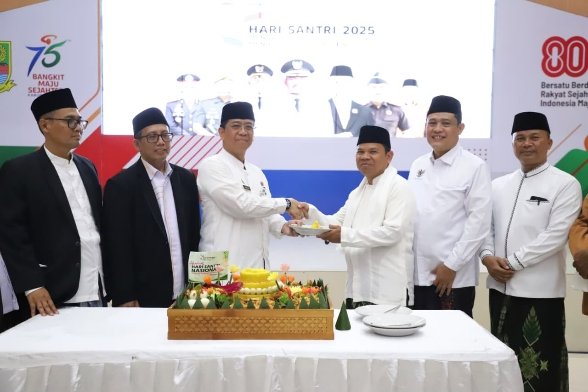 Bupati Bekasi Ajak Santri Jaga Nilai Nasionalisme dan Persatuan di Hari Santri Nasional 2025