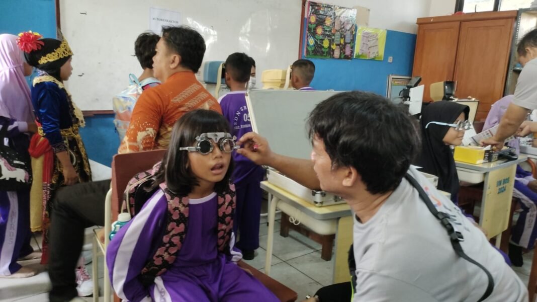 PT Vision Ease Asia Gelar Baksos Kacamata Gratis, Pemkab Bekasi Apresiasi Program CSR