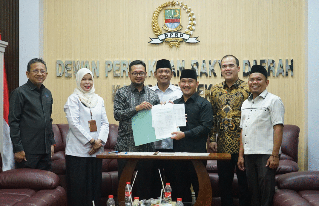 Bupati dan DPRD Bekasi Tandatangani Kesepakatan Bersama Hasil Evaluasi Gubernur atas Raperda Perubahan APBD 2025