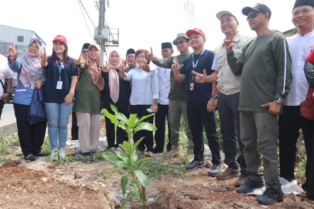 Tanam Ratusan Pohon, DLH Kabupaten Bekasi Gandeng Perusahaan Dukung Kelestarian Lingkungan