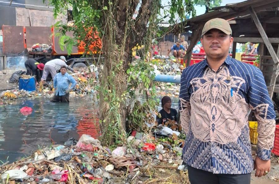 Cegah Banjir, DLH Kabupaten Bekasi Angkut 10 Ton Sampah dari Pintu Air Sumpung