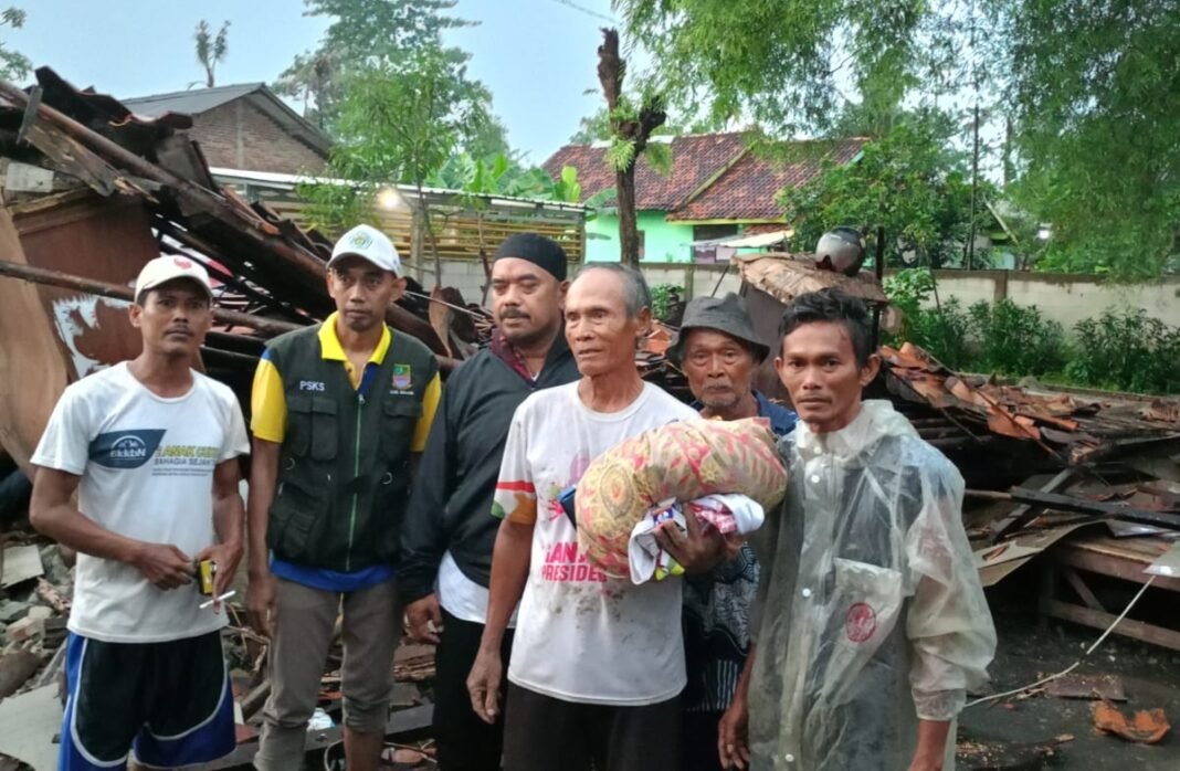 Camat Tambelang Gerak Cepat Bantu Warga Korban Rumah Roboh Diterjang Angin Kencang