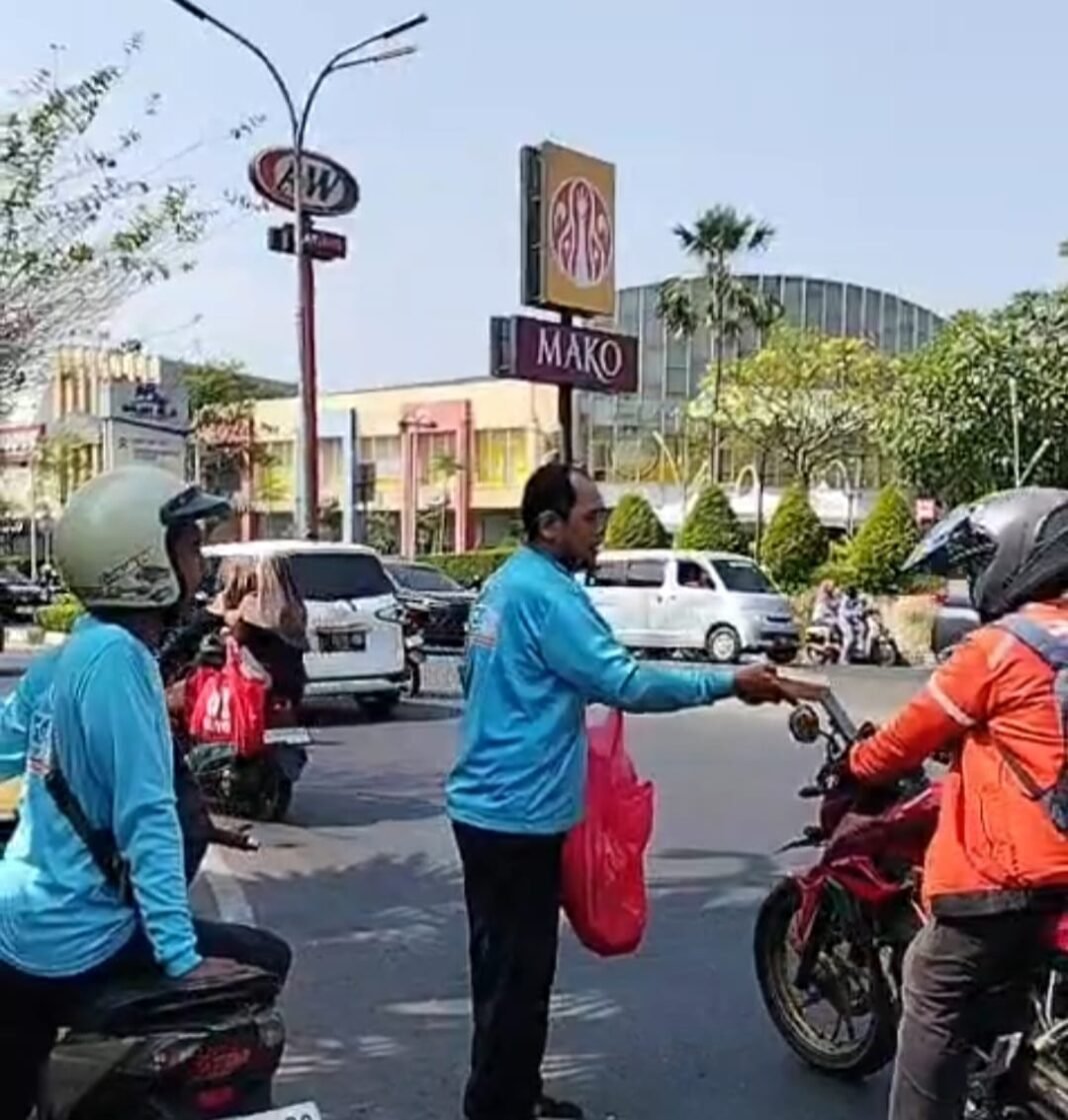 GOKAR Perkuat Kepedulian Sosial Lewat GOBER GOKAR, Bagikan Puluhan Paket Makanan Gratis